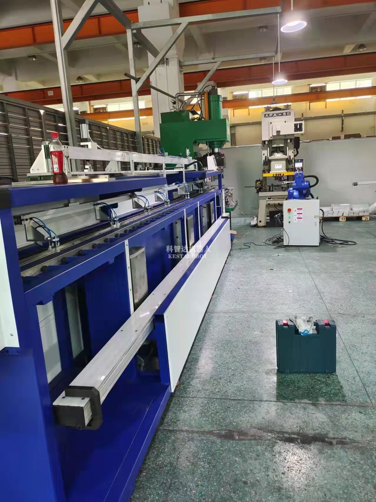 豪橫老板上六軸沖壓機器人代替工人(圖2) 豪橫老板上六軸沖壓機器人代替工人(圖2)